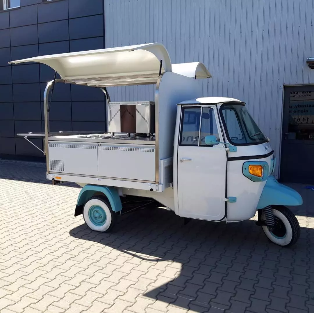Pojizdný stánek se střechou. Zdroj: jggastro Pojízdná kavárna/stánek – coffee/food truck Piaggio | Lázeňská káva